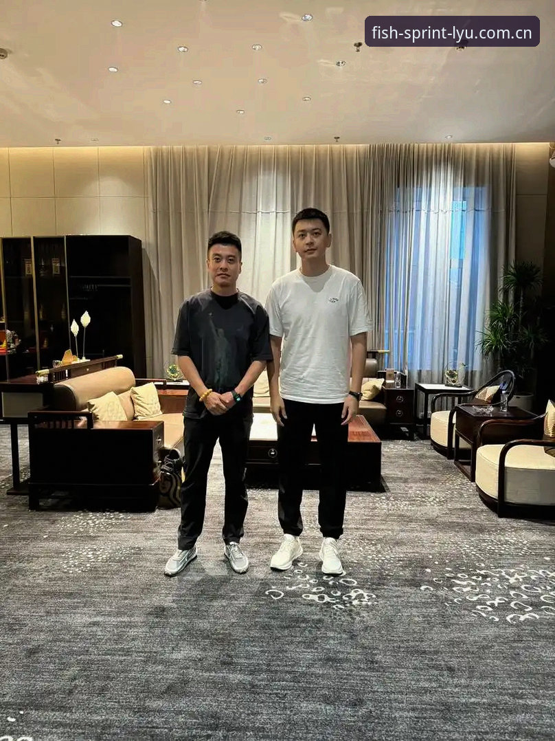 杨鸣在节目里那句“C罗压力越来越大”，我反复看了三遍，越琢磨越觉得他说到了点子上——世界杯踢到这个阶段，前锋们像是约好了似的集体开火，梅西、姆巴佩、凯恩、哈兰德这些名字天天挂在热搜上，连伊萨克、萨拉赫都进球了，偏偏C罗还没轮到出场。这种“别人都在交卷、自己还没进考场”的滋味，换谁都睡不踏实。我是老球迷了，这些年看球踩过的坑不少，今天干脆掰开揉碎聊聊，顺便说说我在乐鱼体育视频网页登录看这场比赛的心得。